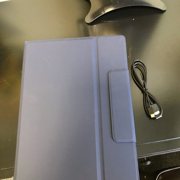 12.9 IPad case with Bluetooth wireless keyboard - Picture 4 of 5